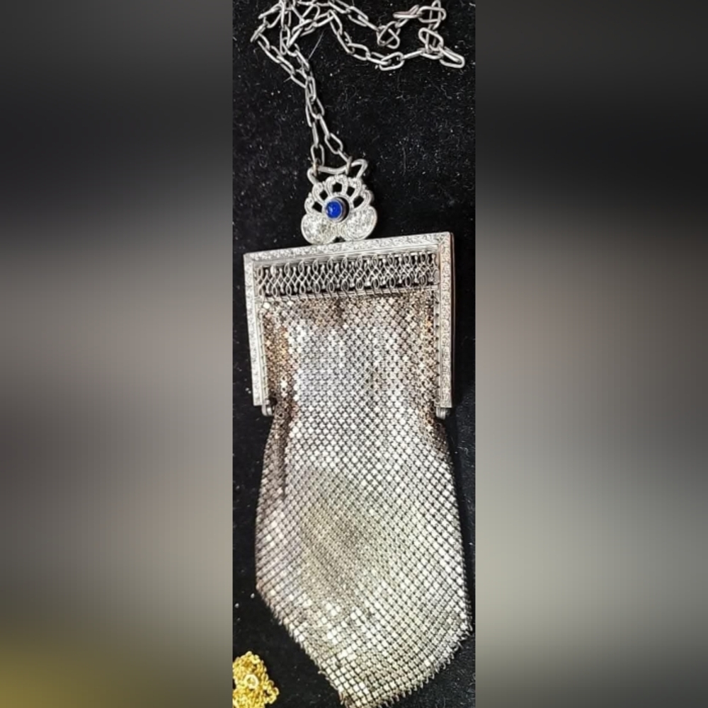 vintage silver ladies 1800s hand/change bag with a beautiful Sapphire setting 😍